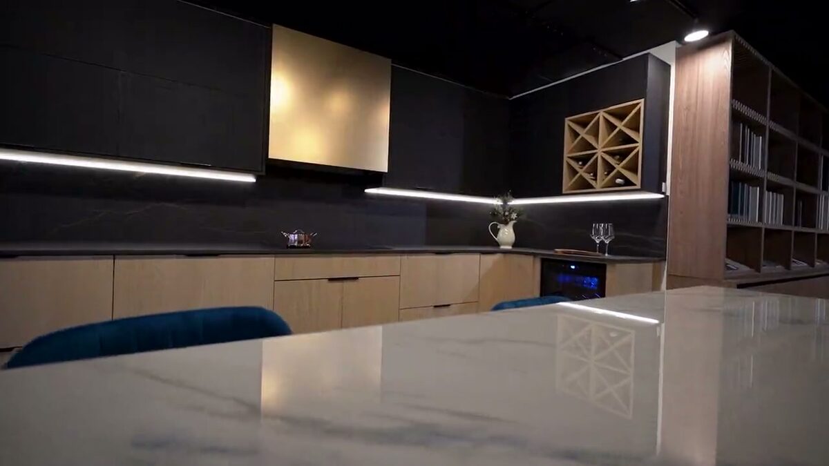 A Pannello kitchen: a lift-up cabinet door opening, LED-lit shelves and built-in bottle storage